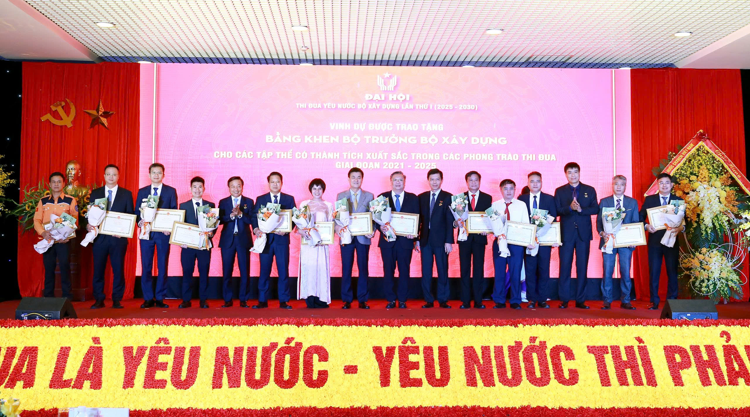 Cục Hàng không Việt Nam vinh dự được tặng Bằng khen tại Đại hội thi đua yêu nước Bộ Xây dựng